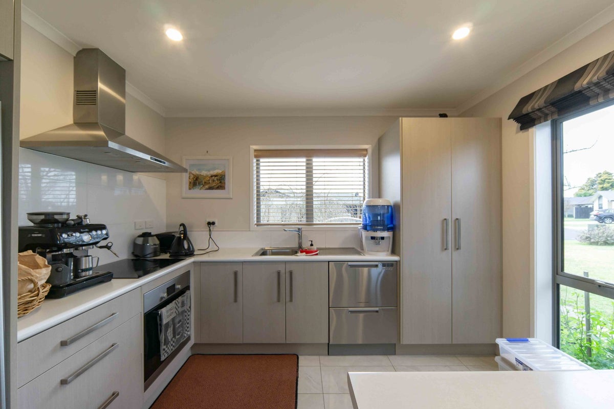 11/11 Errol Close, Burbush, Hamilton - Carousel 2
