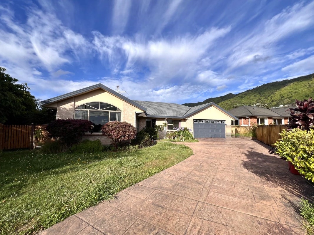 10 Balmerino Grove, Waikanae, Waikanae - Carousel 1