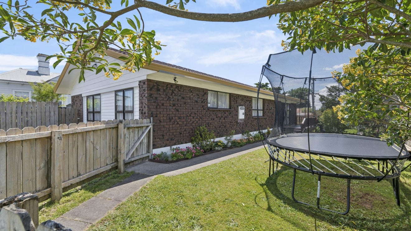 2/1 Manse Road, Pahurehure, Papakura - Carousel 1