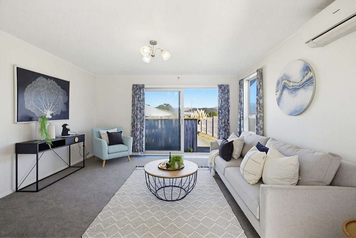 42A Mahoe Street, Tawa, Wellington - Carousel 1