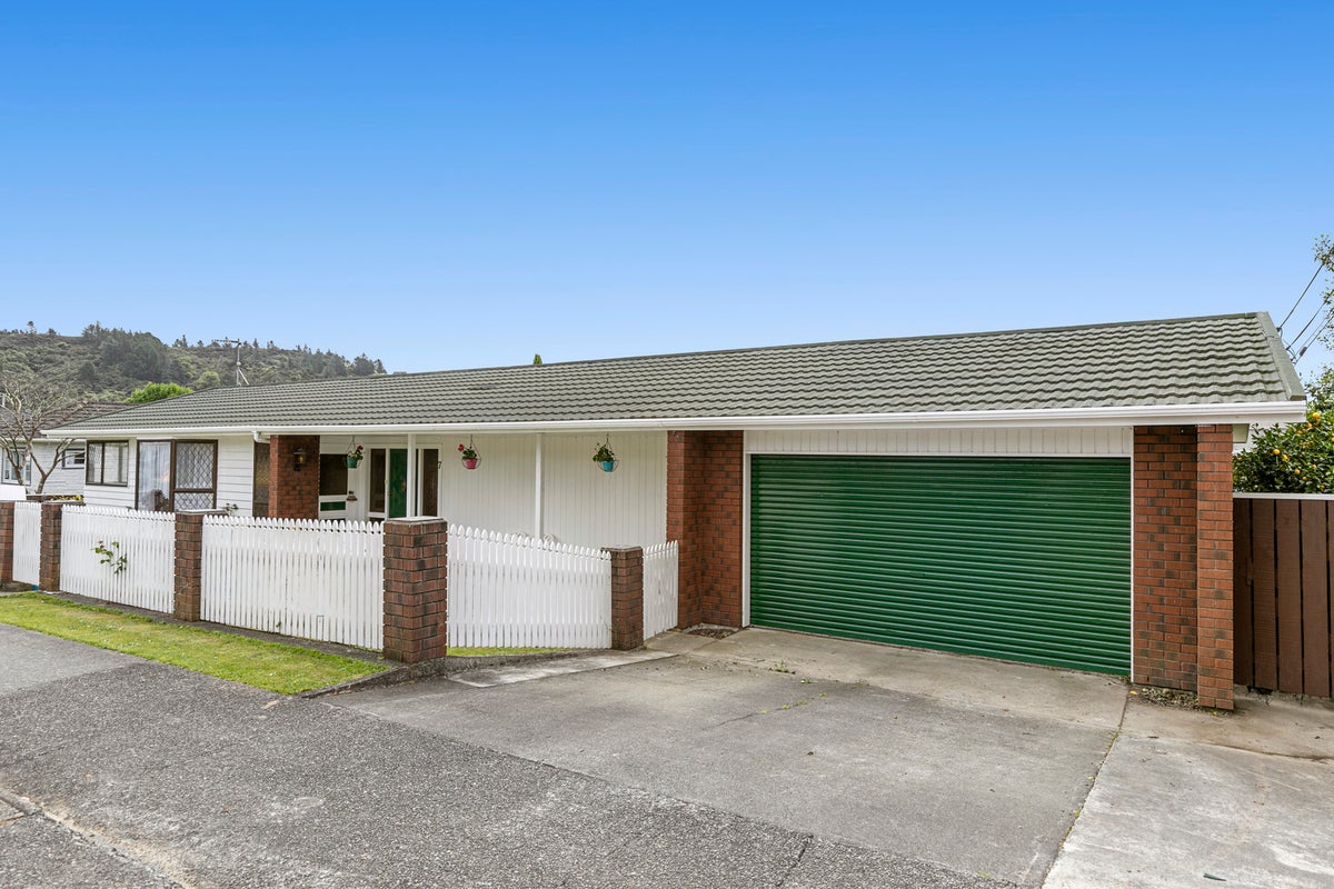 7 Kennedy Grove, Stokes Valley, Lower Hutt - Carousel 2