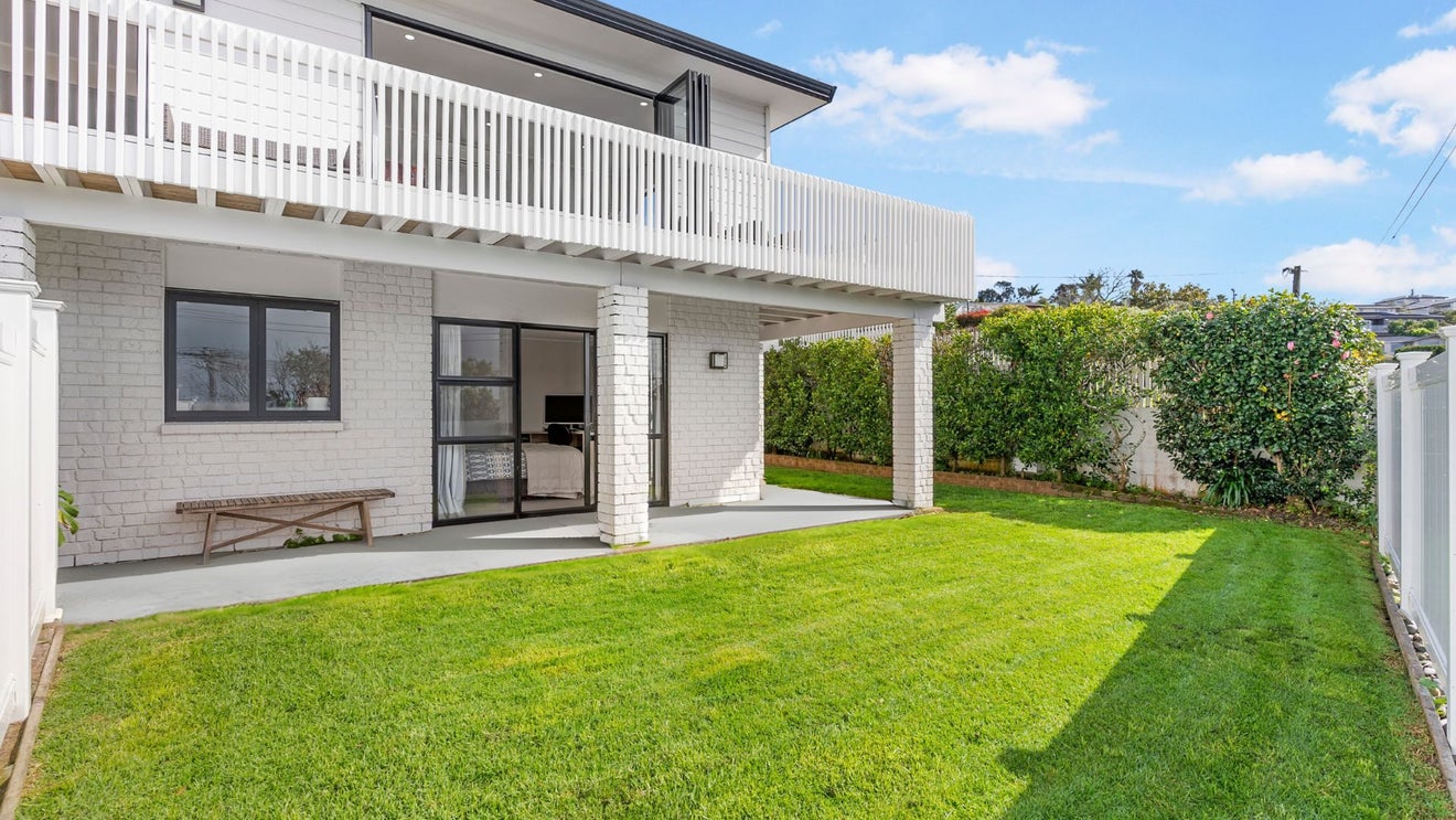 2/33 Parr Terrace, Castor Bay, Auckland - Carousel 2