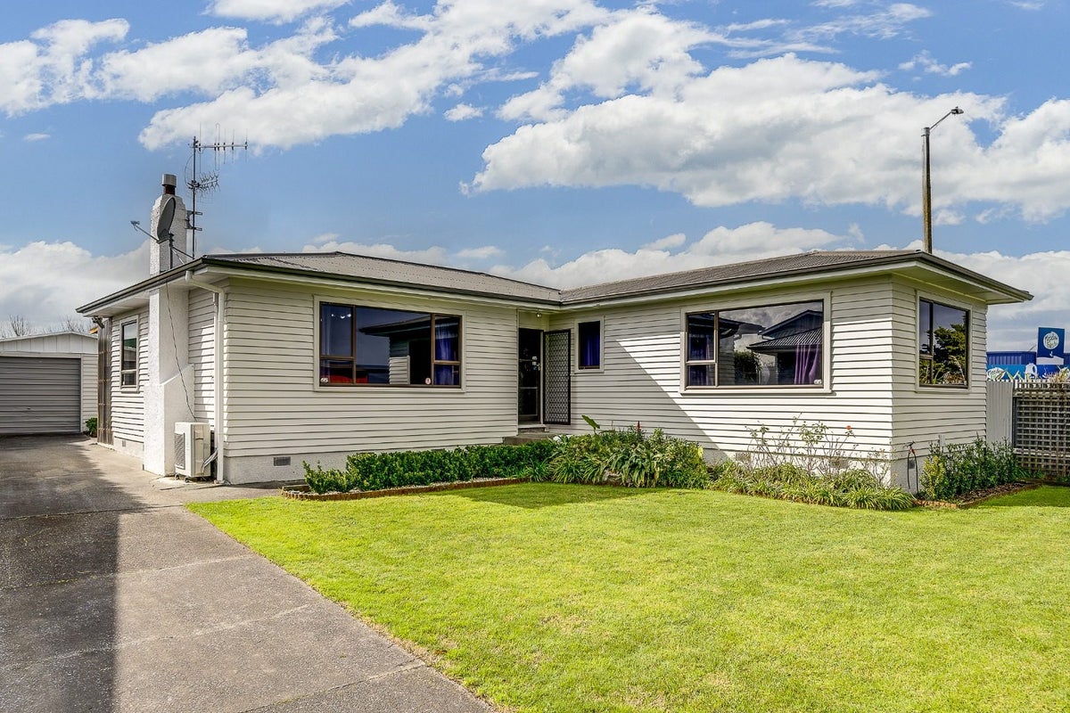 15 Trinity Crescent, Pirimai, Napier - Carousel 1