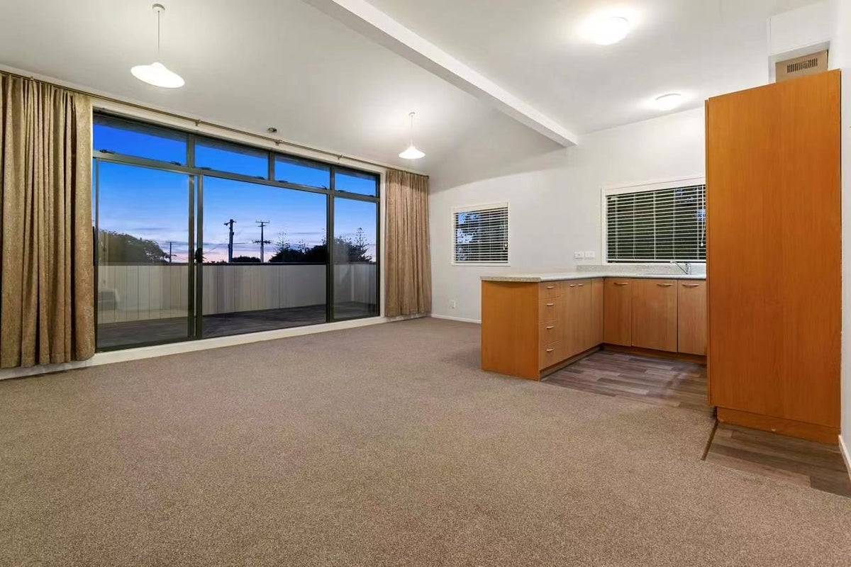 2/18 Sunnyhaven Avenue, Beach Haven, Auckland - Carousel 2