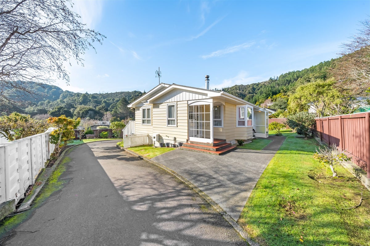 11 Harewood Grove, Pinehaven, Upper Hutt - Carousel 2
