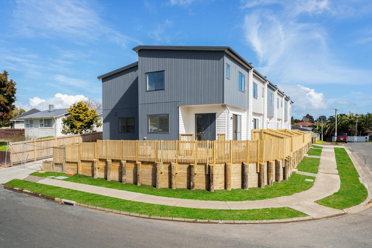 2D Clutha Crescent, Clover Park, Auckland - Carousel 2