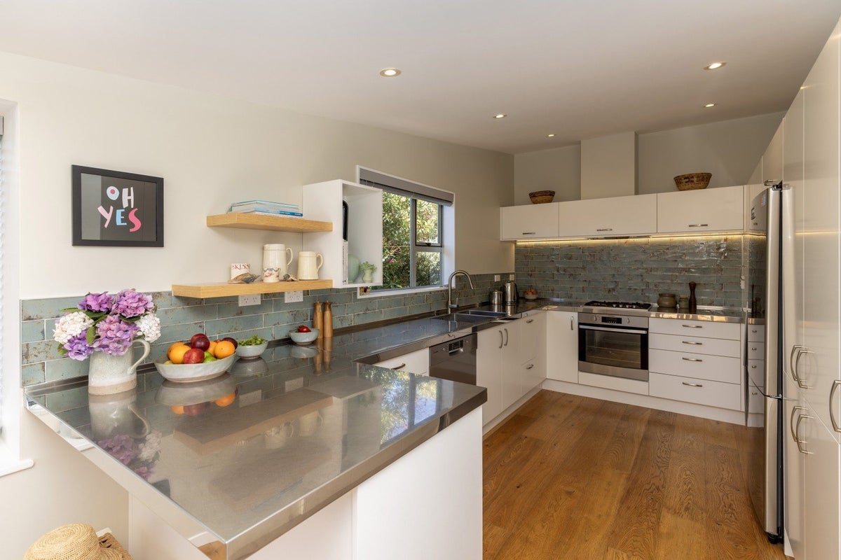 7 Kawau Grove, Waikanae Beach, Waikanae - Carousel 2