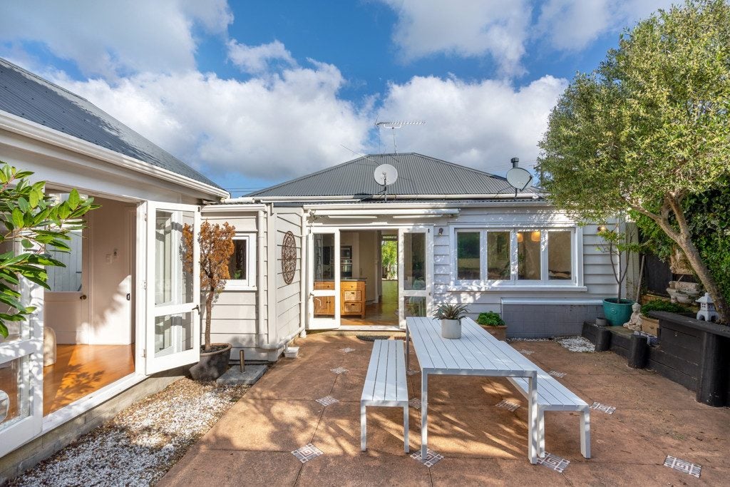 17 Owens Road, Devonport, Auckland - Carousel 1