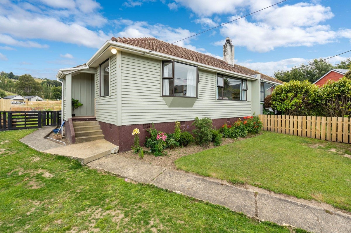 12 Freyberg Avenue, Sawyers Bay, Port Chalmers - Carousel 1