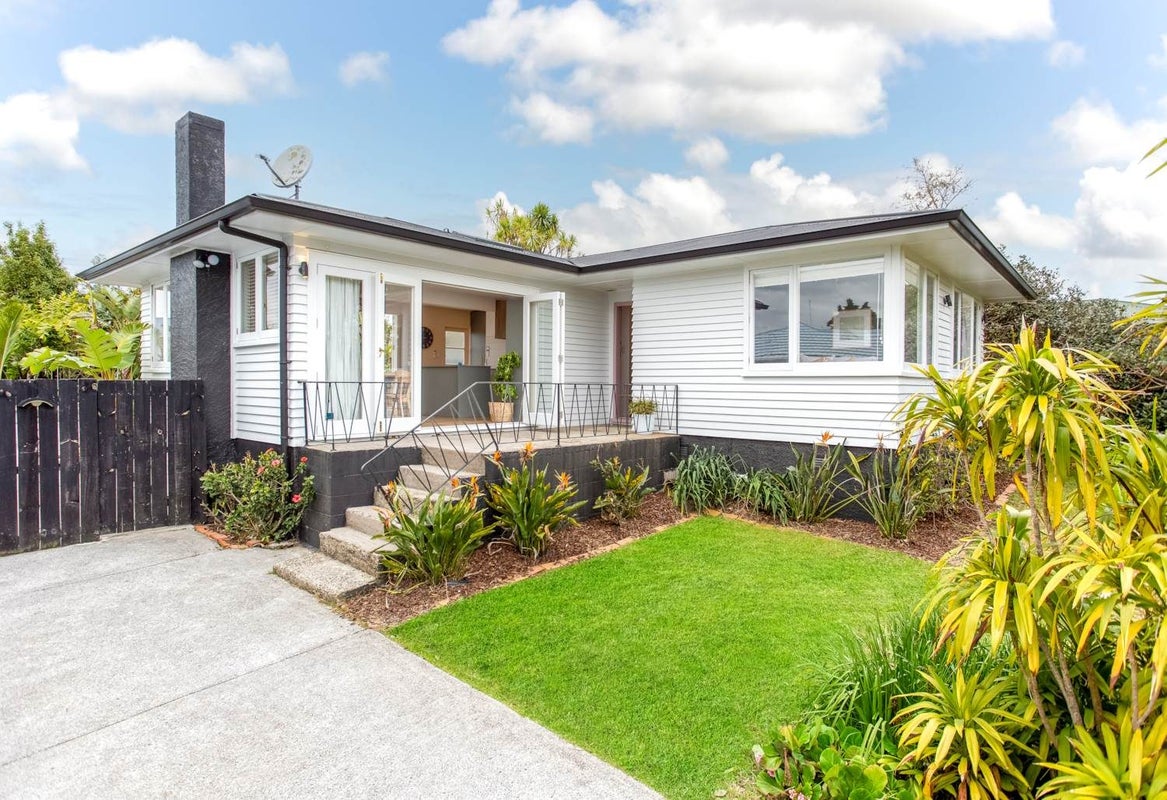 25 Trojan Crescent, New Lynn, Auckland - Carousel 1