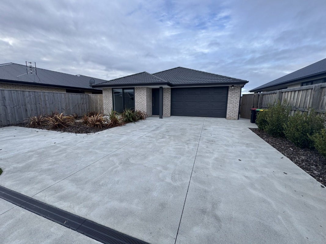 11 Nathaniel Archer Street, Woodend, Woodend - Carousel 1