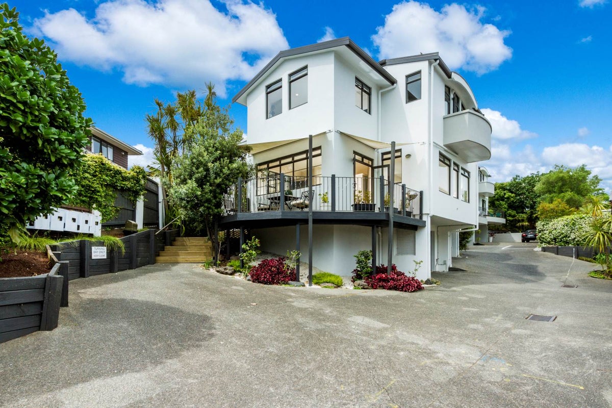 5/2 Ramsgate Terrace, Mairangi Bay, Auckland - Carousel 1