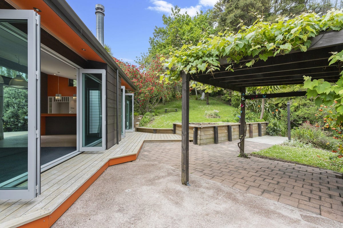 5 Jays Road, Titirangi, Auckland - Carousel 2