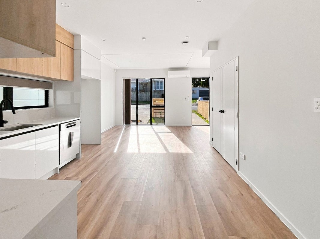 33 Commodore Parry Road, Castor Bay, Auckland - Carousel 2