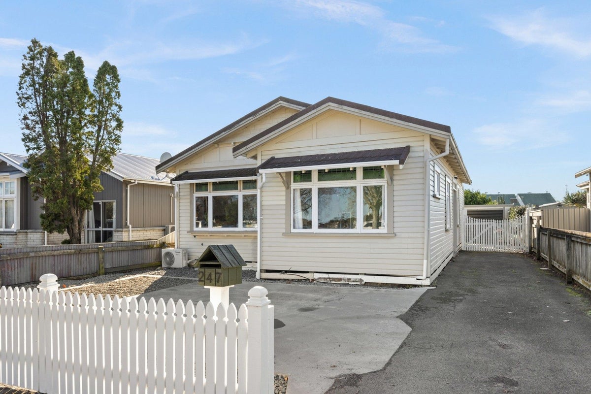 247 Georges Drive, Napier South, Napier - Carousel 1
