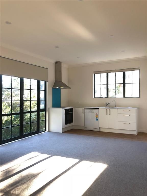 98 Point View Drive, East Tamaki Heights, Auckland - Carousel 1