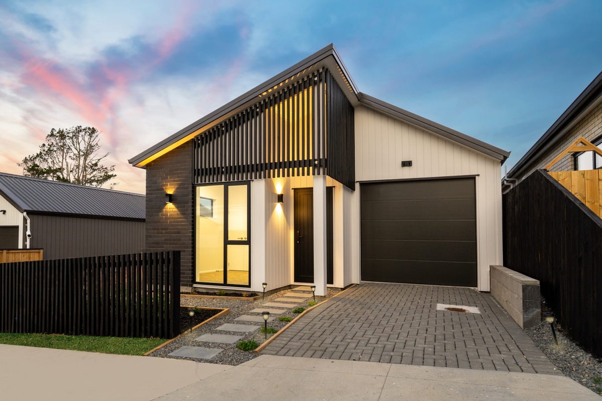 21 Puhikawa Street, Massey, Auckland - Carousel 1