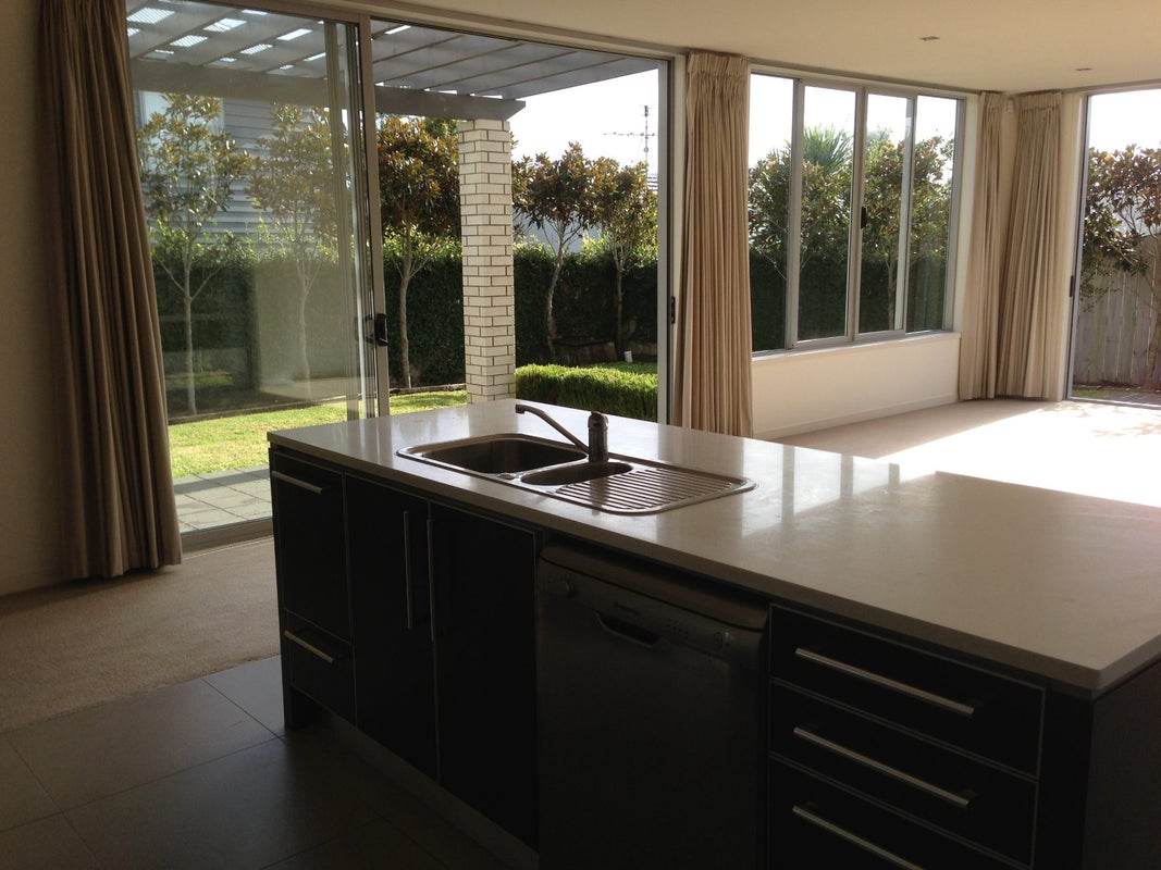 715A Beach Road, Browns Bay, Auckland - Carousel 2
