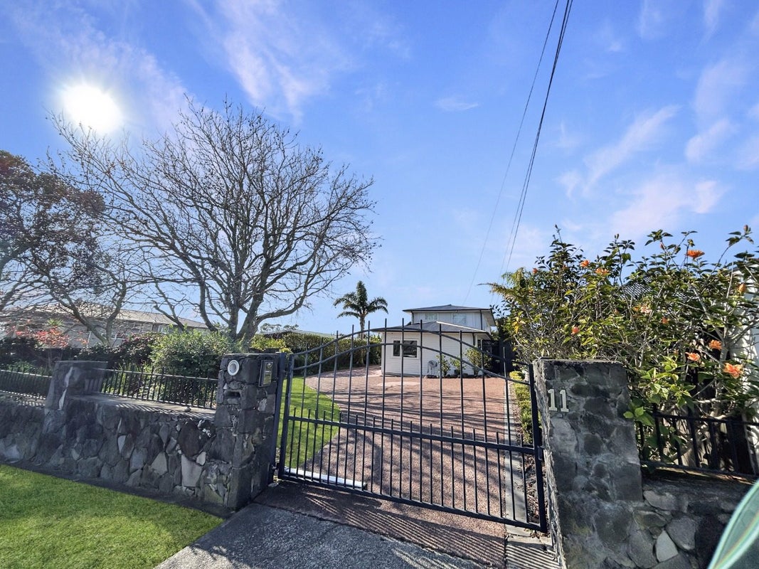 11 Rothesay Bay Road, Rothesay Bay, Auckland - Carousel 2