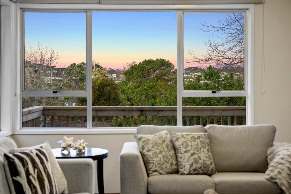 5 Tahu Crescent, Sunnynook, Auckland - Carousel 1