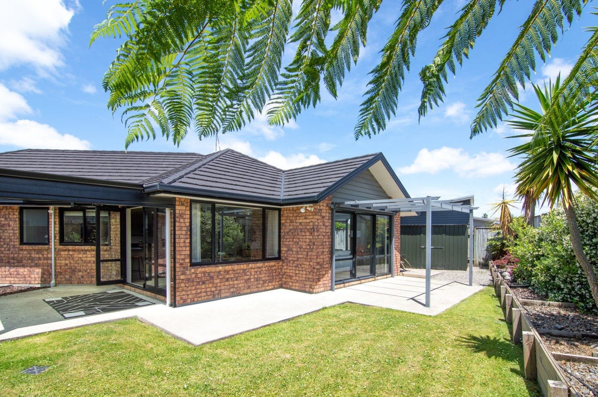 7 Lorenzo Place, Kelvin Grove, Palmerston North - Carousel 24