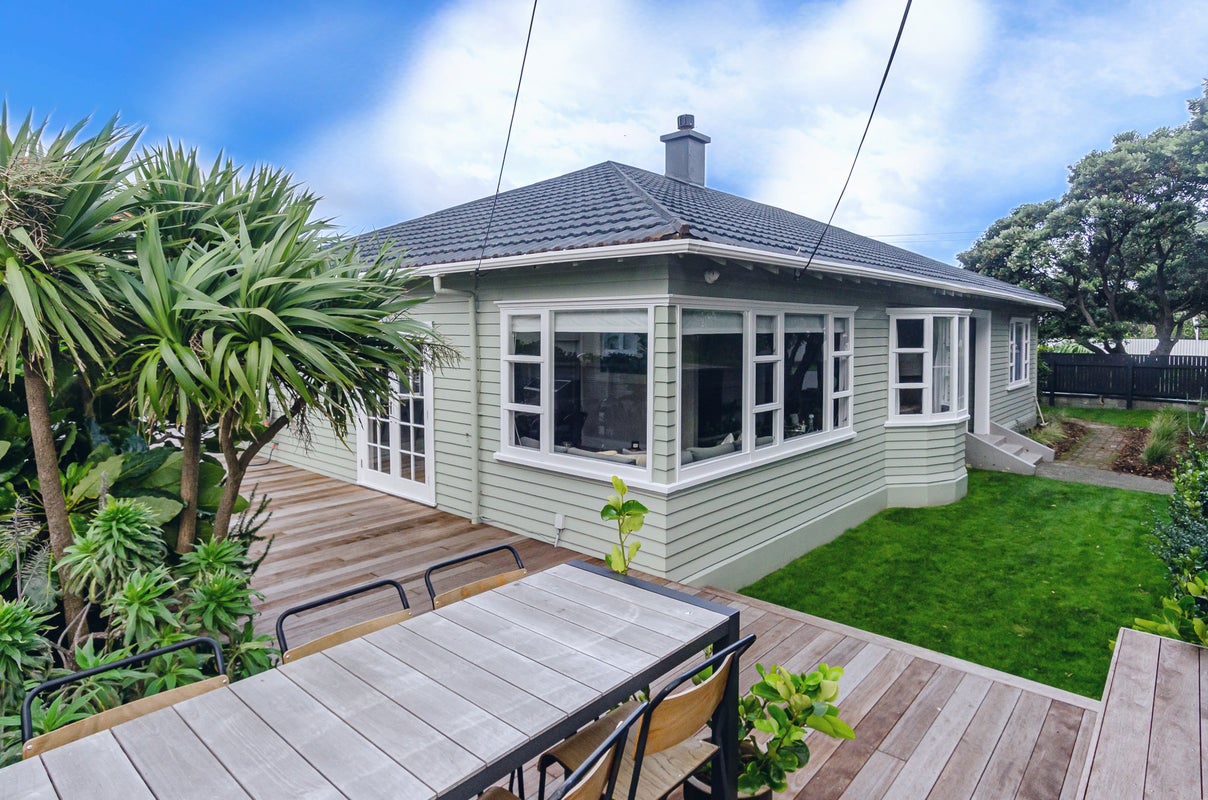 11 Inglis Street, Seatoun, Wellington - Carousel 1