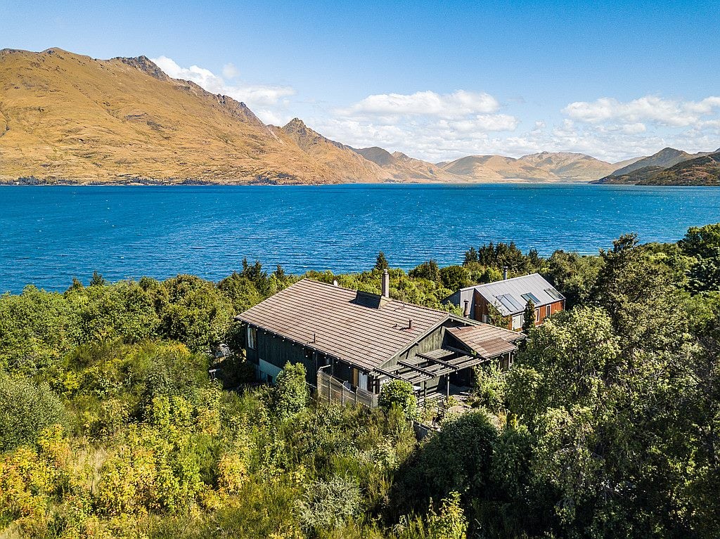 26 Cedar Drive, Kelvin Heights, Queenstown - Carousel 1