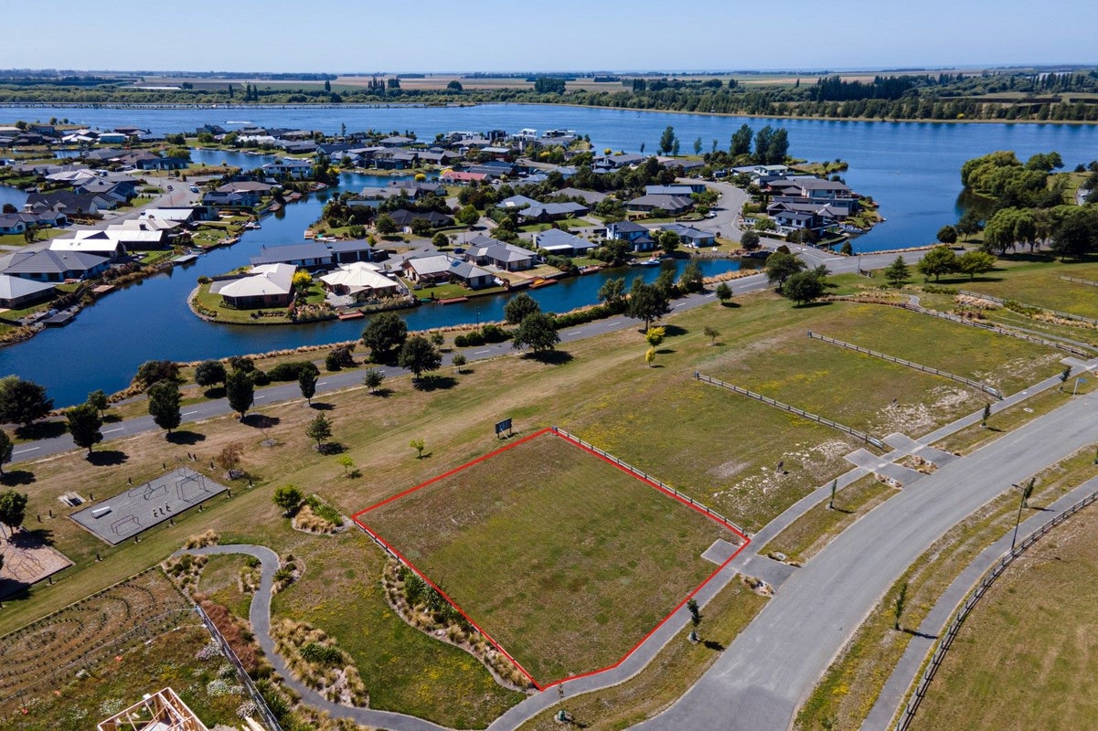 16 Village Green Drive, Huntingdon, Ashburton - Carousel 1