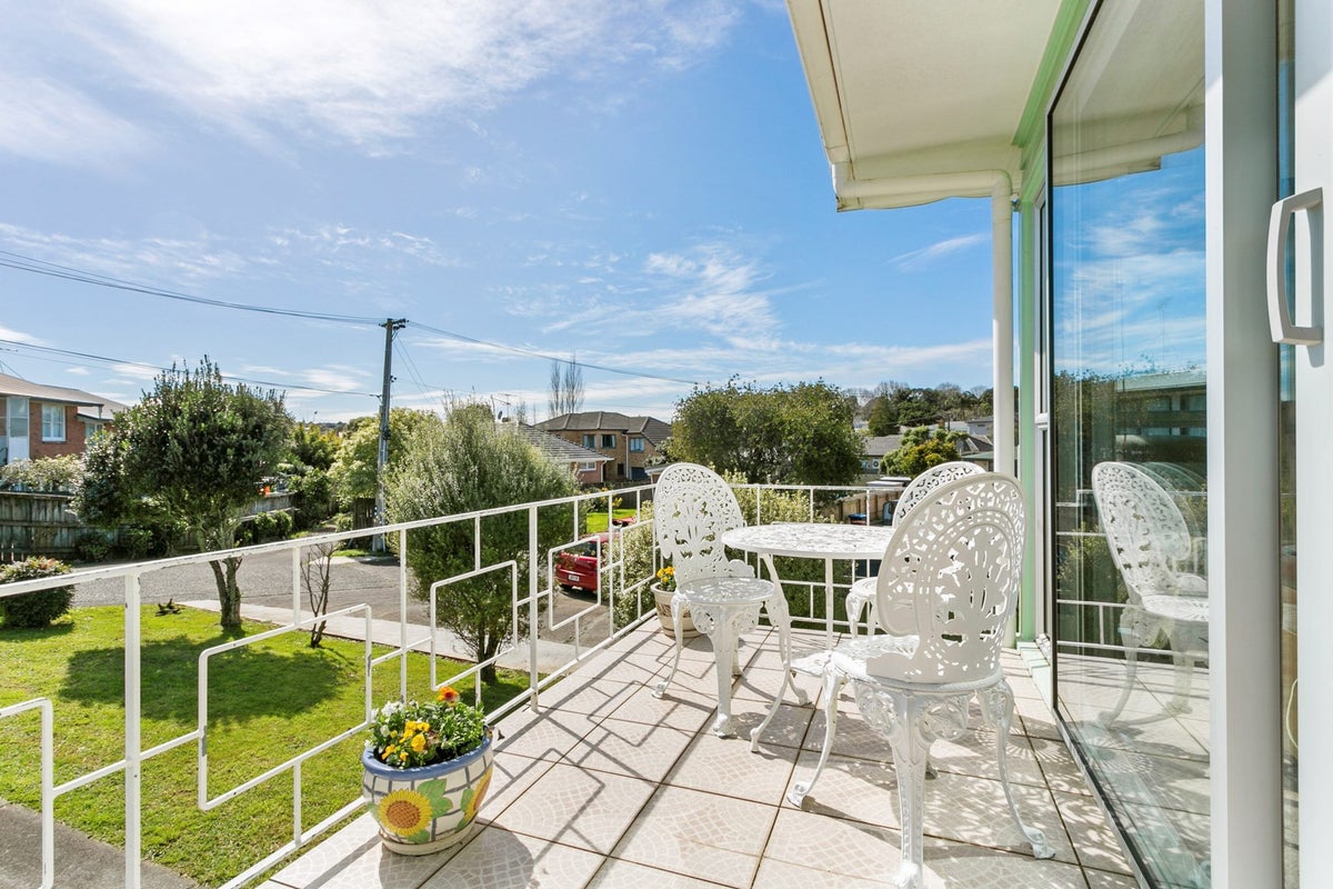 13 Camellia Place, Mount Roskill, Auckland - Carousel 2