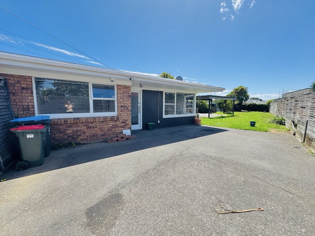 2/84 Luke Street East, Otahuhu, Auckland - Carousel 1