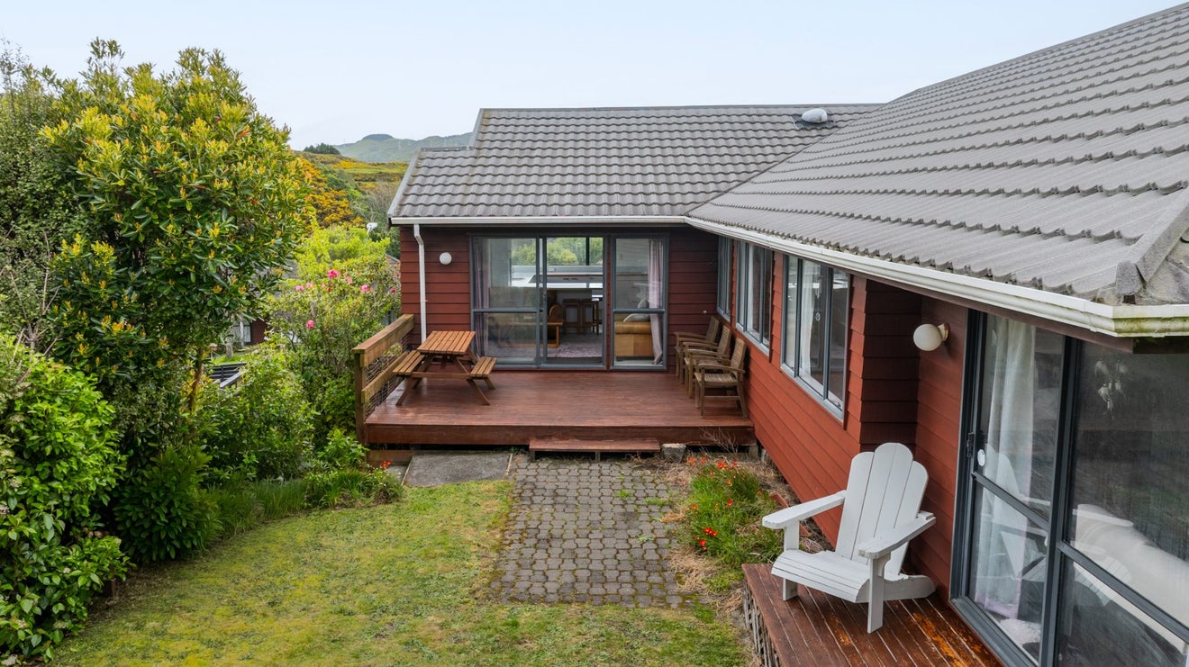 5 Longmont Terrace, Churton Park, Wellington - Carousel 1