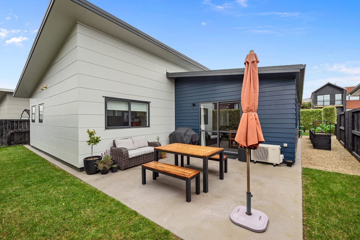 14 Ridgedale Crescent, Flagstaff, Hamilton - Carousel 2