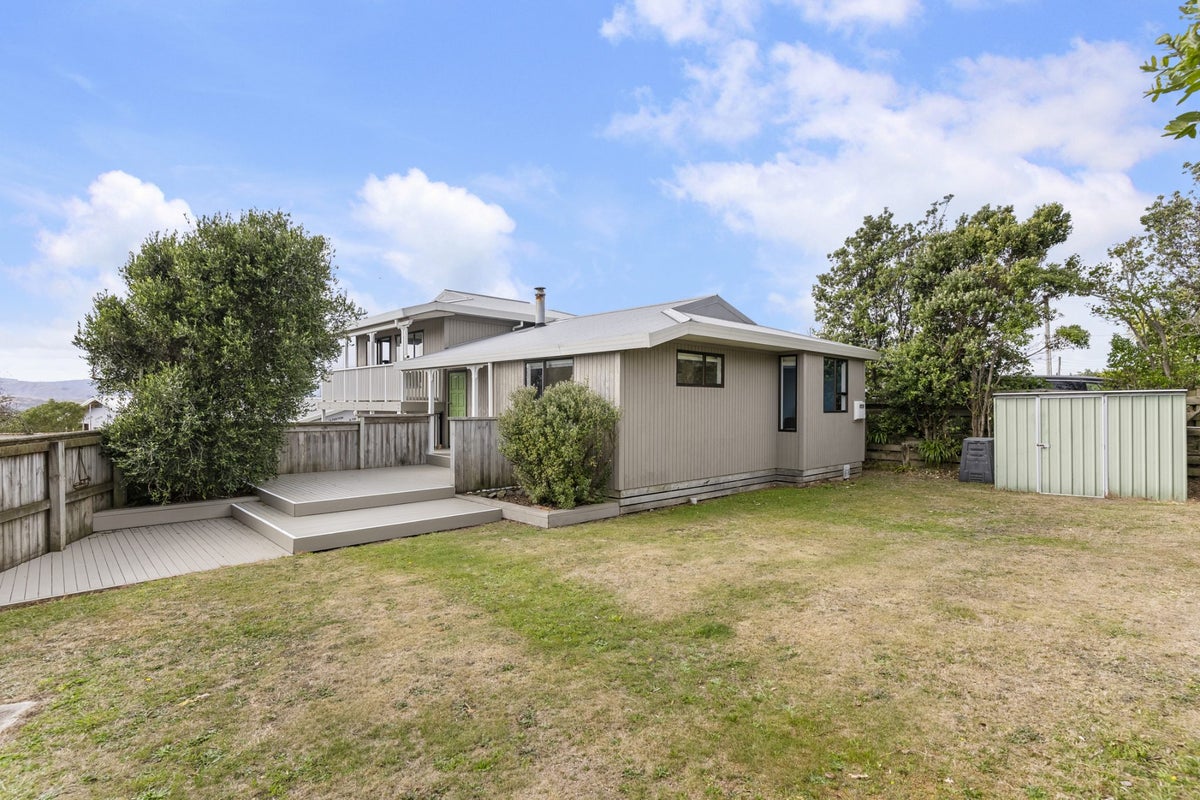 32 HIWI CRES, TITAHI BAY, PORIRUA - Carousel 1