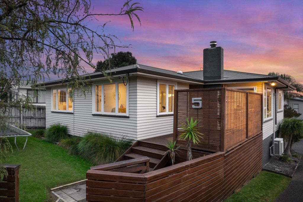 5 Castaing Crescent, Te Atatu South, Auckland - Carousel 1