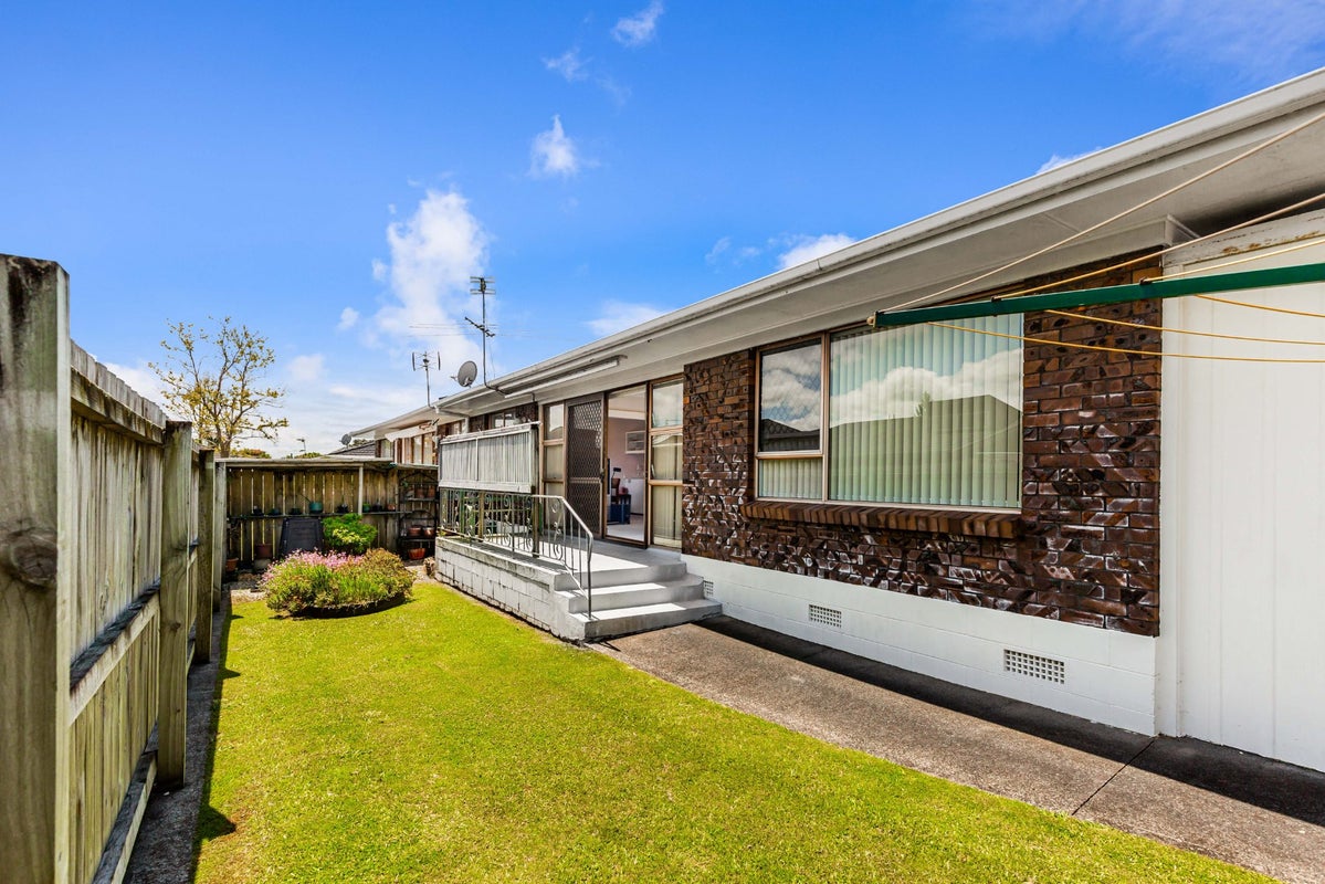 2/33 Swanson Road, Henderson, Auckland - Carousel 1