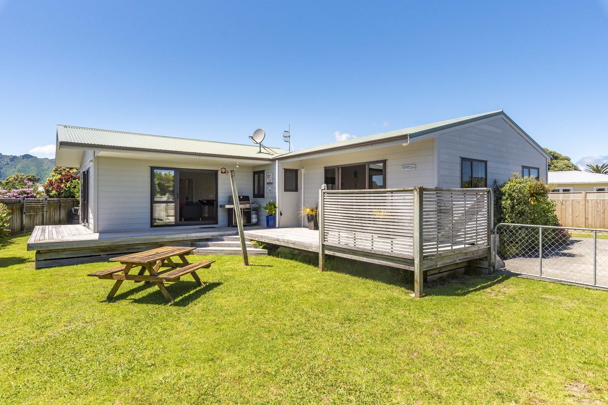 7 Adrian Grove, Waikanae Beach, Waikanae - Carousel 1