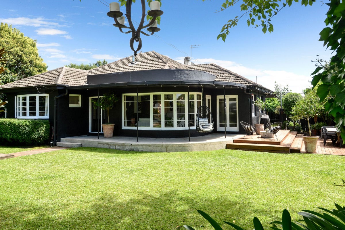 27 Alfred Street, Fairfield, Hamilton - Carousel 1