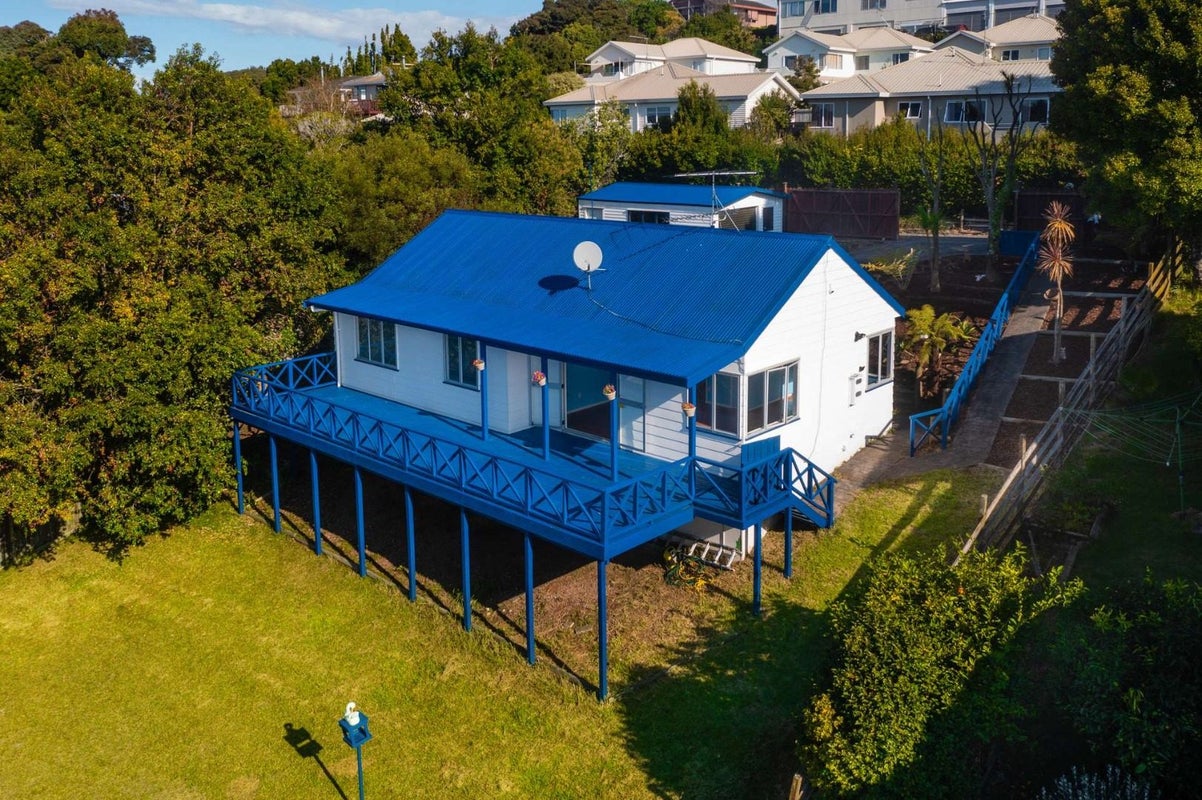 13 Trias Road, Totara Vale, Auckland - Carousel 1