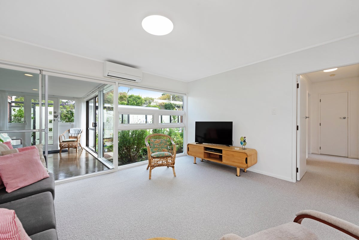 2/27 Box Hill, Khandallah, Wellington - Carousel 2