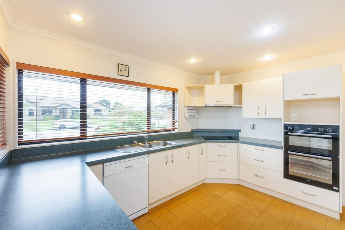 31 Johnstone Drive, Fitzherbert, Palmerston North - Carousel 2
