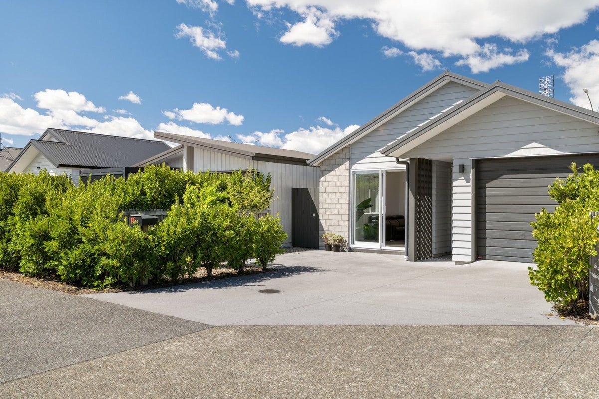 24 Foley Grove, Pyes Pa, Tauranga - Carousel 2