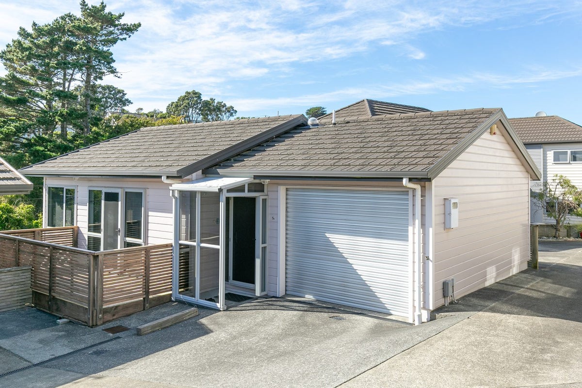 5B Stephen Street, Johnsonville, Wellington - Carousel 1