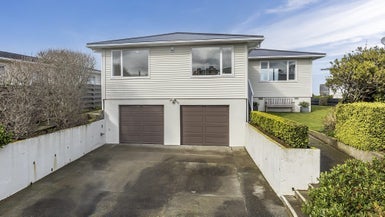 17 Cheyne Walk, Newlands, Wellington - Carousel 1