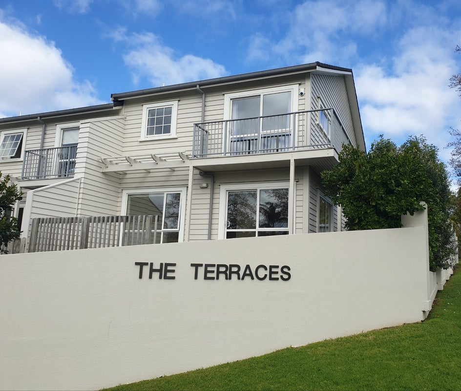 1/86 Fernhill Way, Oteha, Auckland - Carousel 1