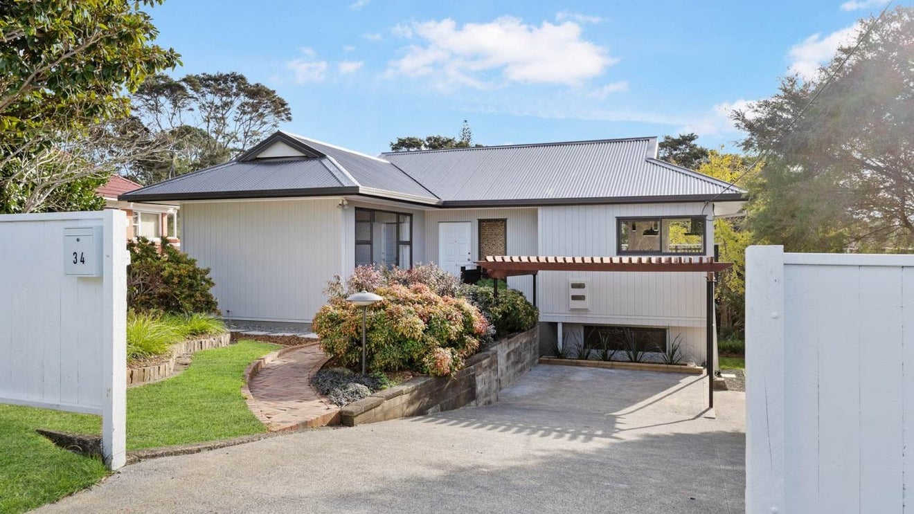 34 Fairmount Road, Titirangi, Auckland - Carousel 1