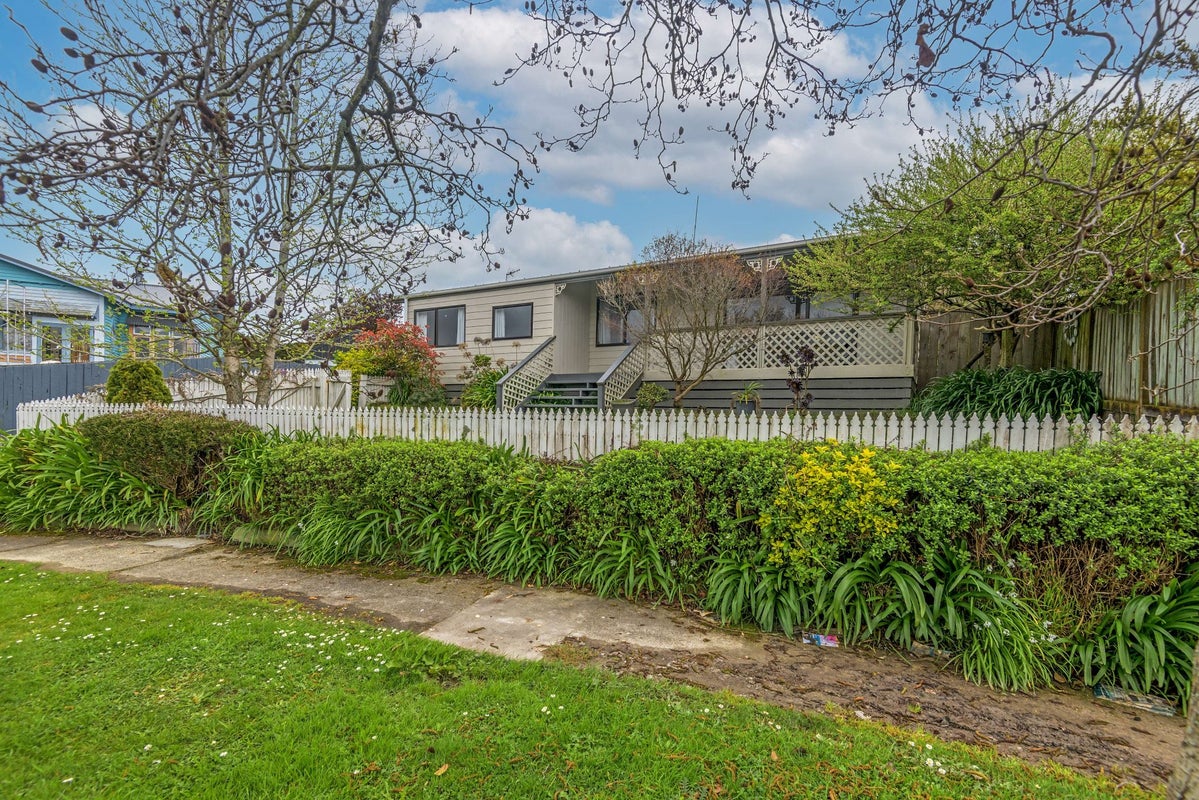 21 Dahlstrom Grove, Kelvin Grove, Palmerston North - Carousel 1