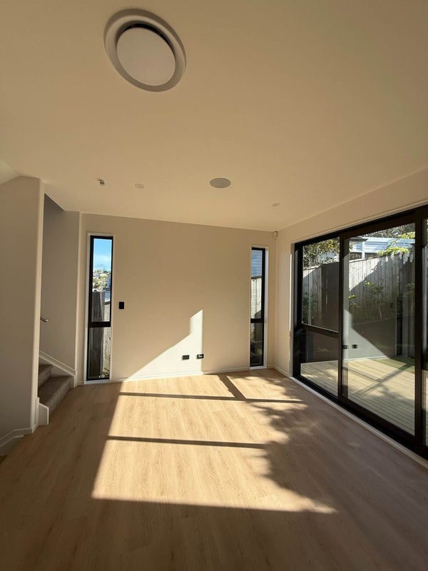 72A Selwyn Crescent, Forrest Hill, Auckland - Carousel 2