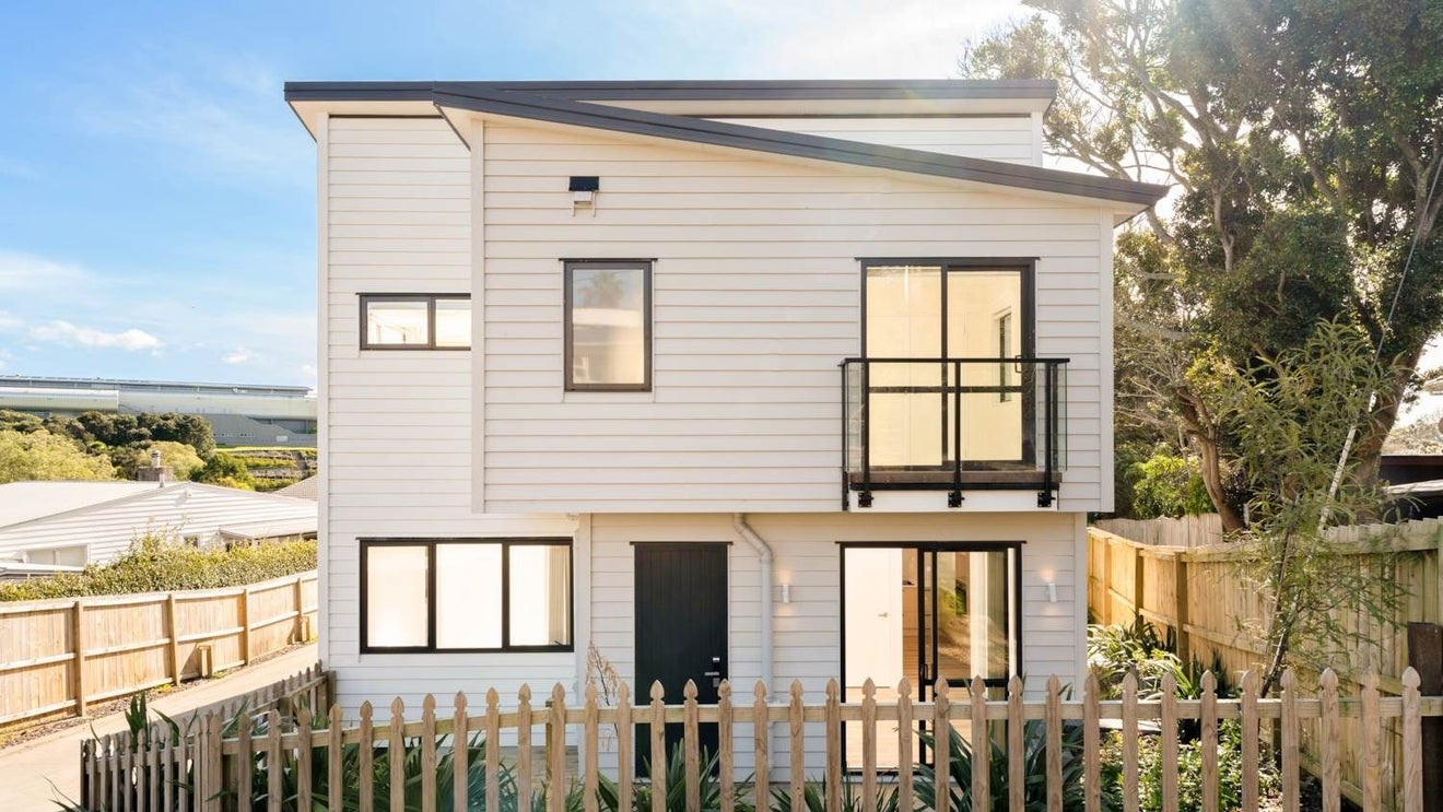 1/58 Sylvan Crescent, Te Atatu South, Auckland - Carousel 1