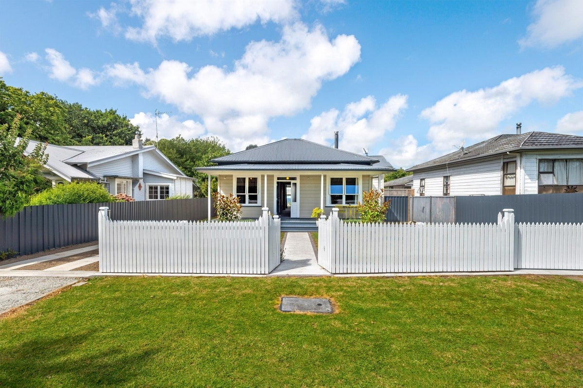 43 Russell Street, Whataupoko, Gisborne - Carousel 1