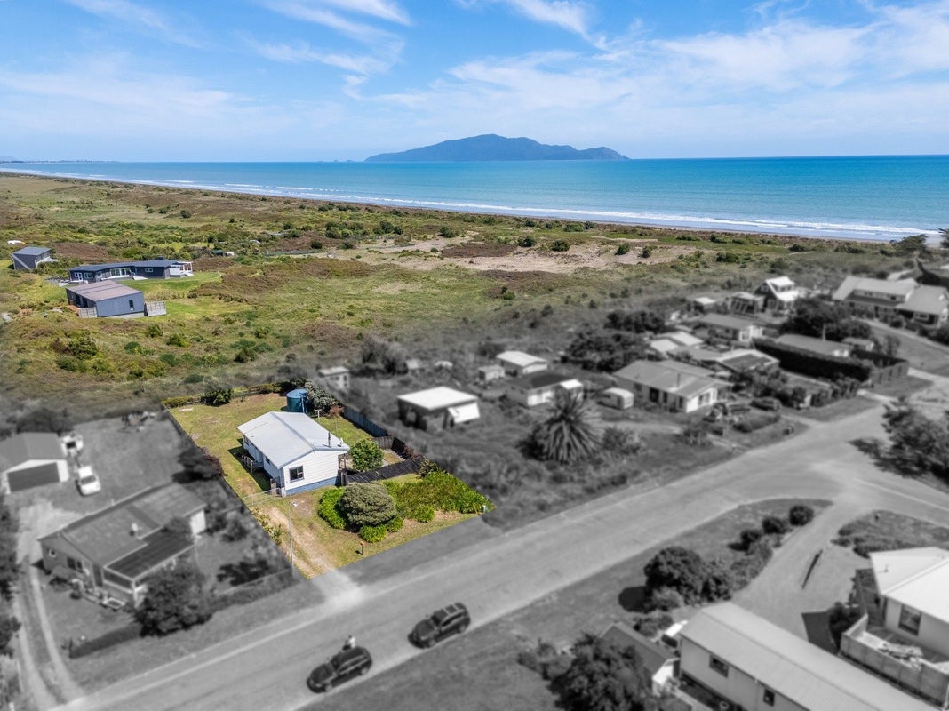 17 Kitchener Street, Te Horo Beach - Carousel 1
